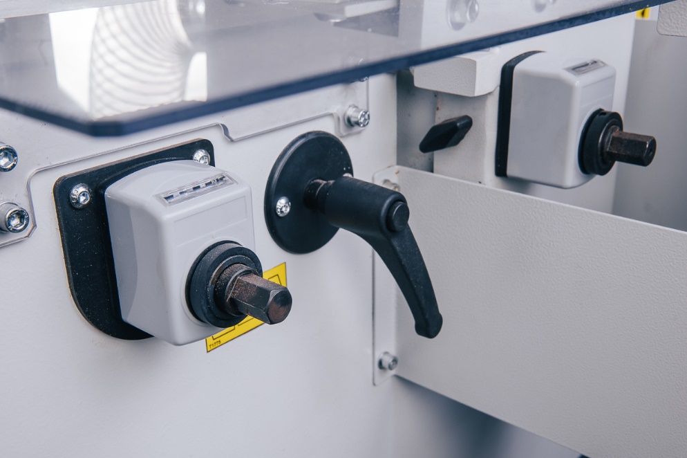 OSTERMANN 180S  Настройка обработки по ширине и высоте  Механический тип настройки положения шпинделей при помощи 4 винтов, расположенных на передней панели  Интуитивно простая и удобная настройка станка 
